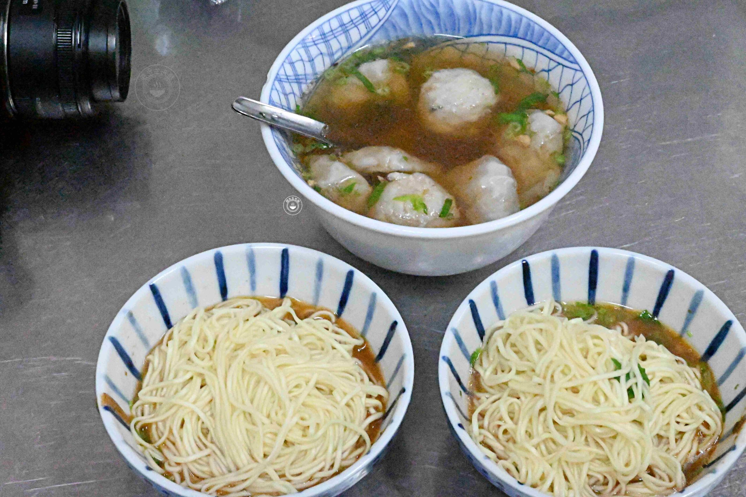 太有趣了！在地人都直接騎車到攤位前買麵，70年老麵店，麻醬餛飩都是招牌 @趙先生吃飯