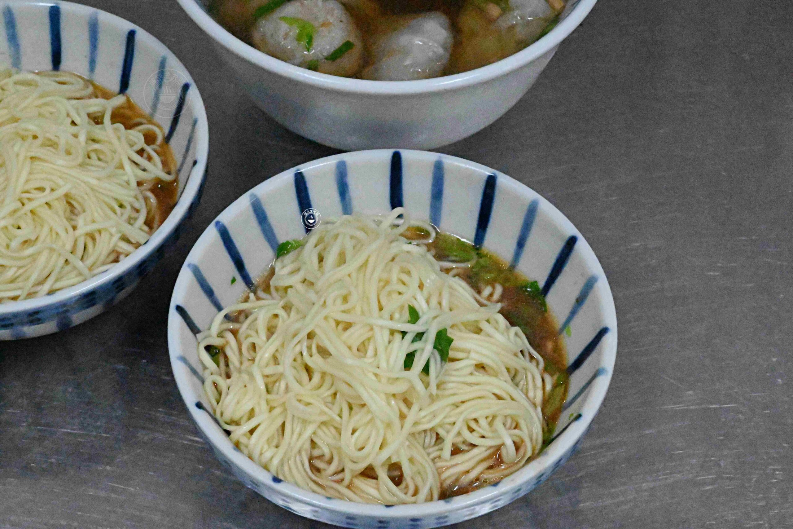 太有趣了！在地人都直接騎車到攤位前買麵，70年老麵店，麻醬餛飩都是招牌 @趙先生吃飯