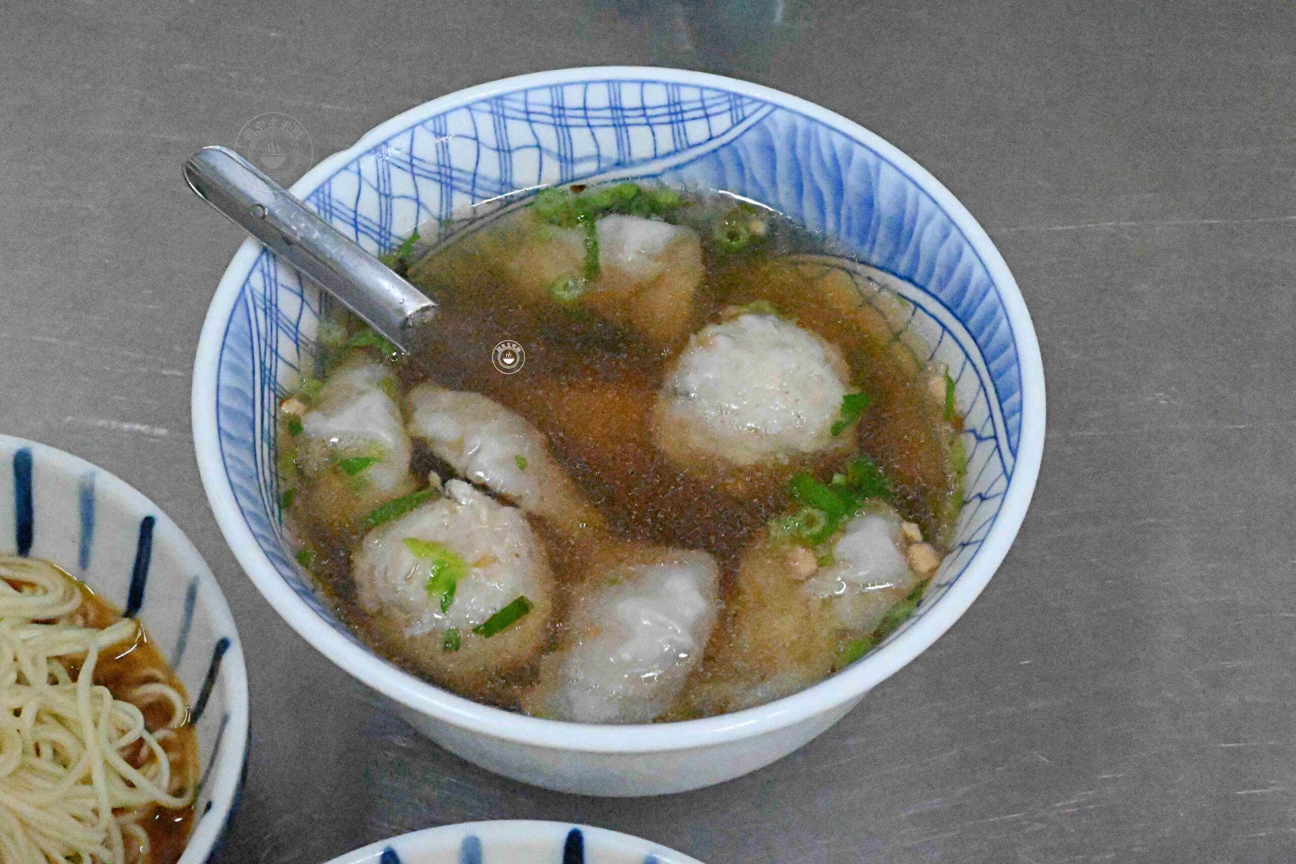 太有趣了！在地人都直接騎車到攤位前買麵，70年老麵店，麻醬餛飩都是招牌 @趙先生吃飯