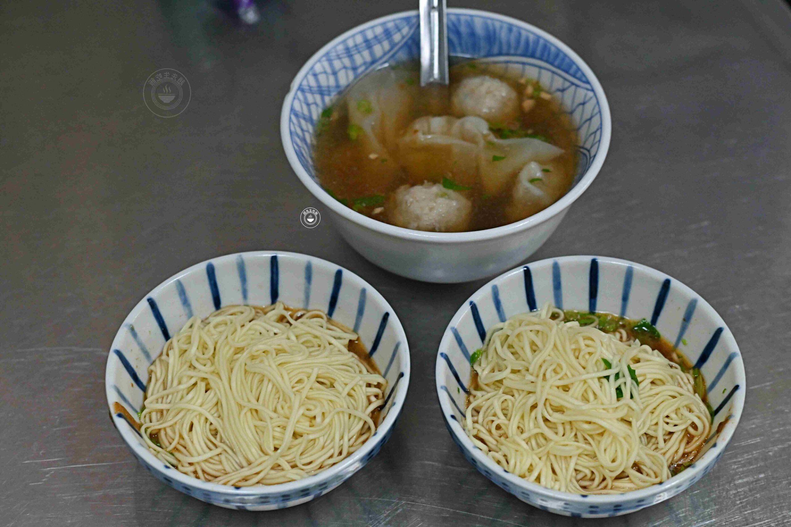 太有趣了！在地人都直接騎車到攤位前買麵，70年老麵店，麻醬餛飩都是招牌 @趙先生吃飯