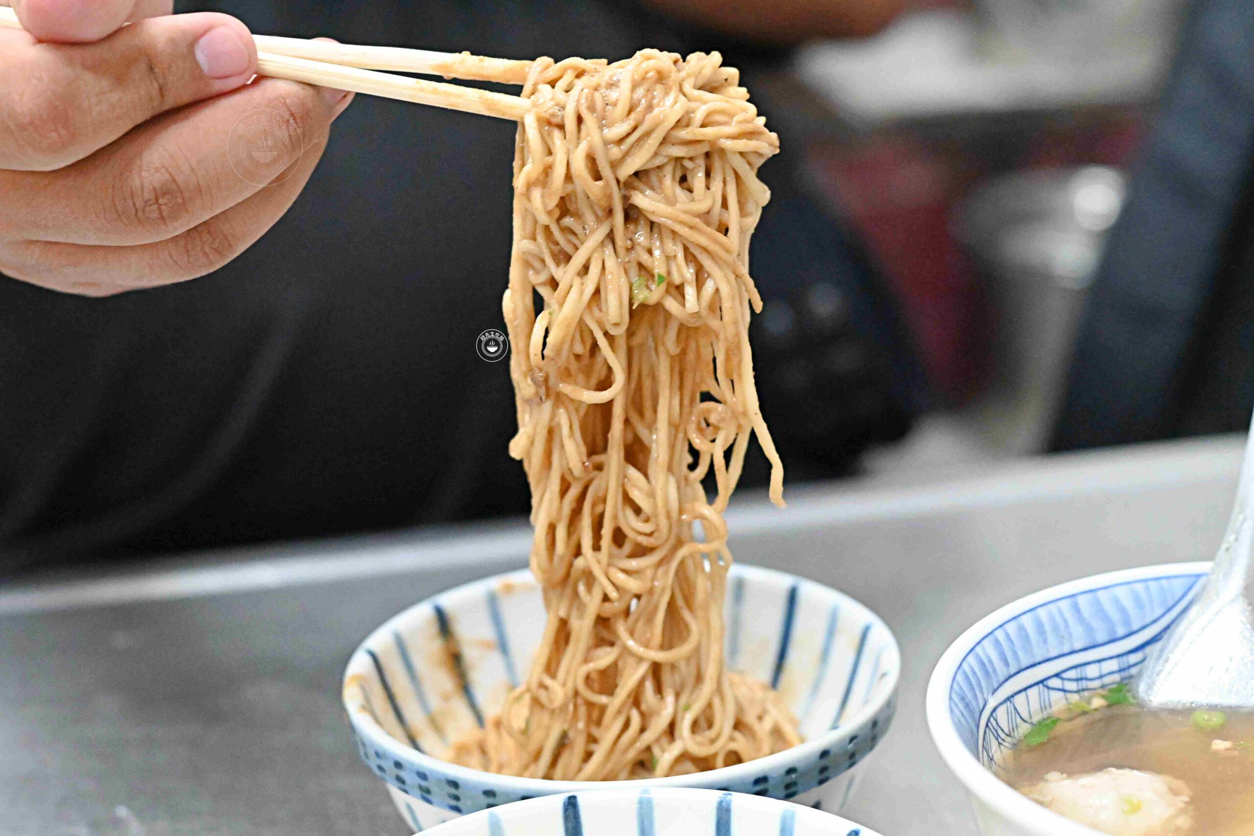 太有趣了！在地人都直接騎車到攤位前買麵，70年老麵店，麻醬餛飩都是招牌 @趙先生吃飯