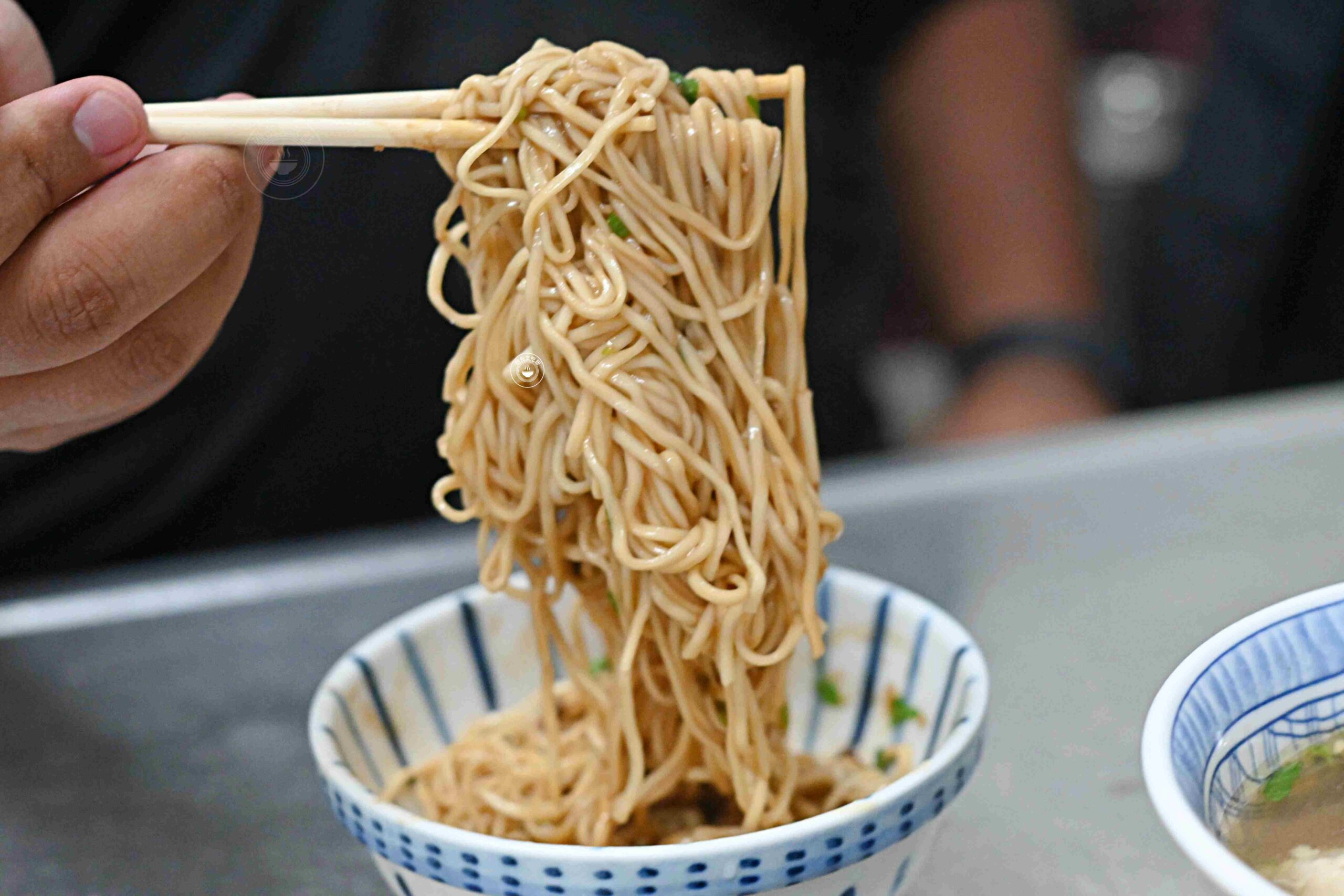 太有趣了！在地人都直接騎車到攤位前買麵，70年老麵店，麻醬餛飩都是招牌 @趙先生吃飯