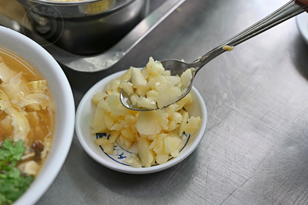 大顆水餃才6元，在地人帶路才找到，重點是蒜頭還吃到飽，酸辣湯也必點 @趙先生吃飯