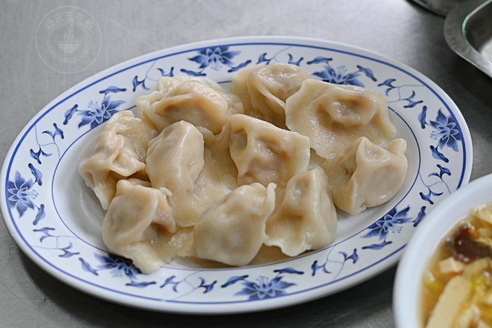 大顆水餃才6元,在地人帶路才找到,重點是蒜頭還吃到飽,酸辣湯也必點 @趙先生吃飯 大顆水餃才6元,在地人帶路才找到,重點是蒜頭還吃到飽,酸辣湯也必點 @趙先生吃飯