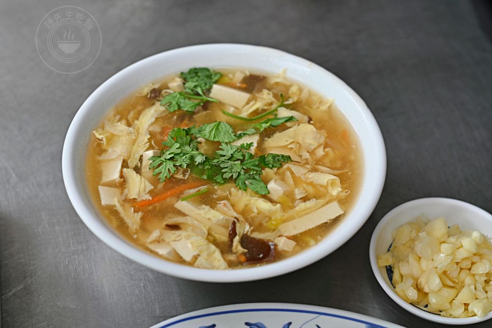 大顆水餃才6元,在地人帶路才找到,重點是蒜頭還吃到飽,酸辣湯也必點 @趙先生吃飯 大顆水餃才6元,在地人帶路才找到,重點是蒜頭還吃到飽,酸辣湯也必點 @趙先生吃飯