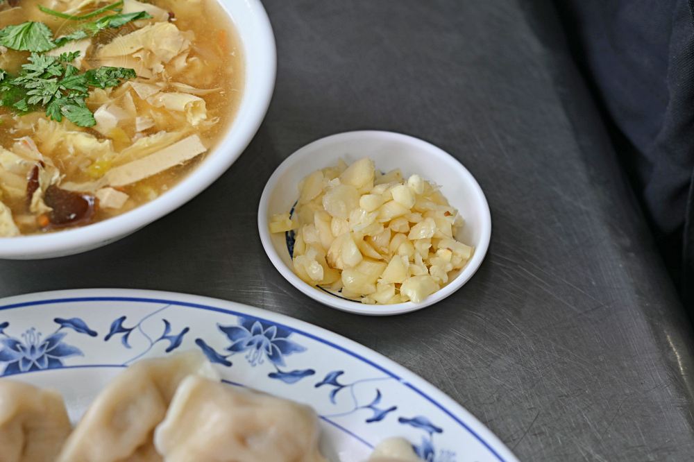 大顆水餃才6元，在地人帶路才找到，重點是蒜頭還吃到飽，酸辣湯也必點 @趙先生吃飯