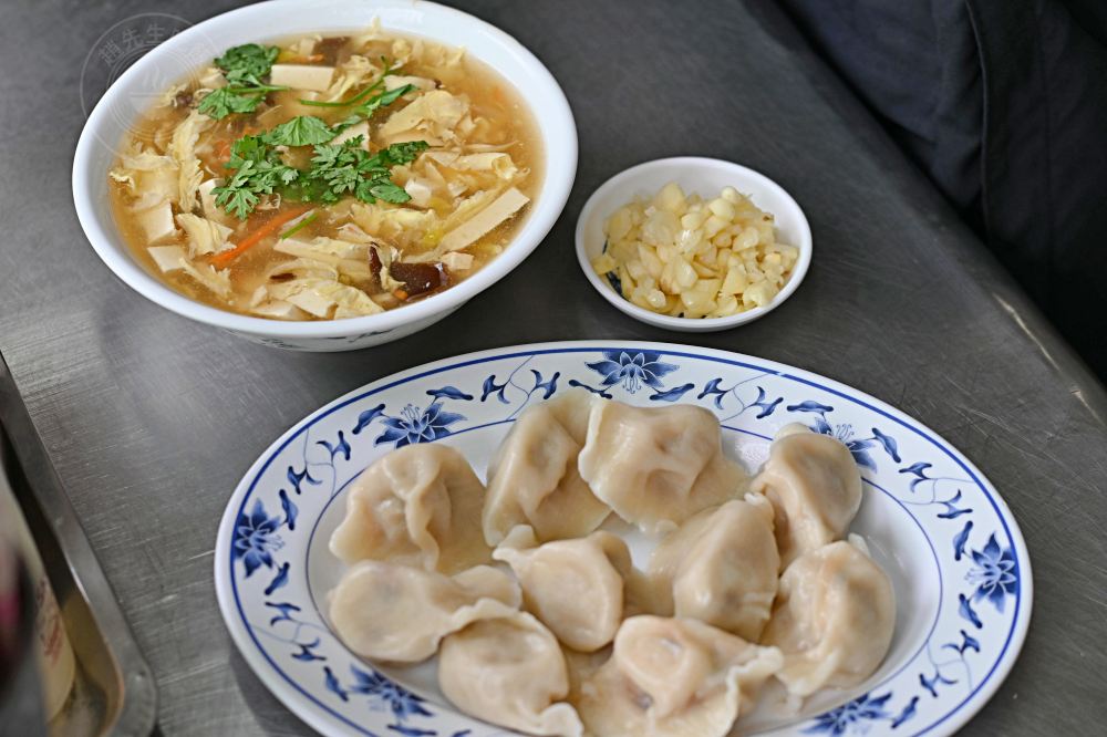大顆水餃才6元,在地人帶路才找到,重點是蒜頭還吃到飽,酸辣湯也必點 @趙先生吃飯 大顆水餃才6元,在地人帶路才找到,重點是蒜頭還吃到飽,酸辣湯也必點 @趙先生吃飯