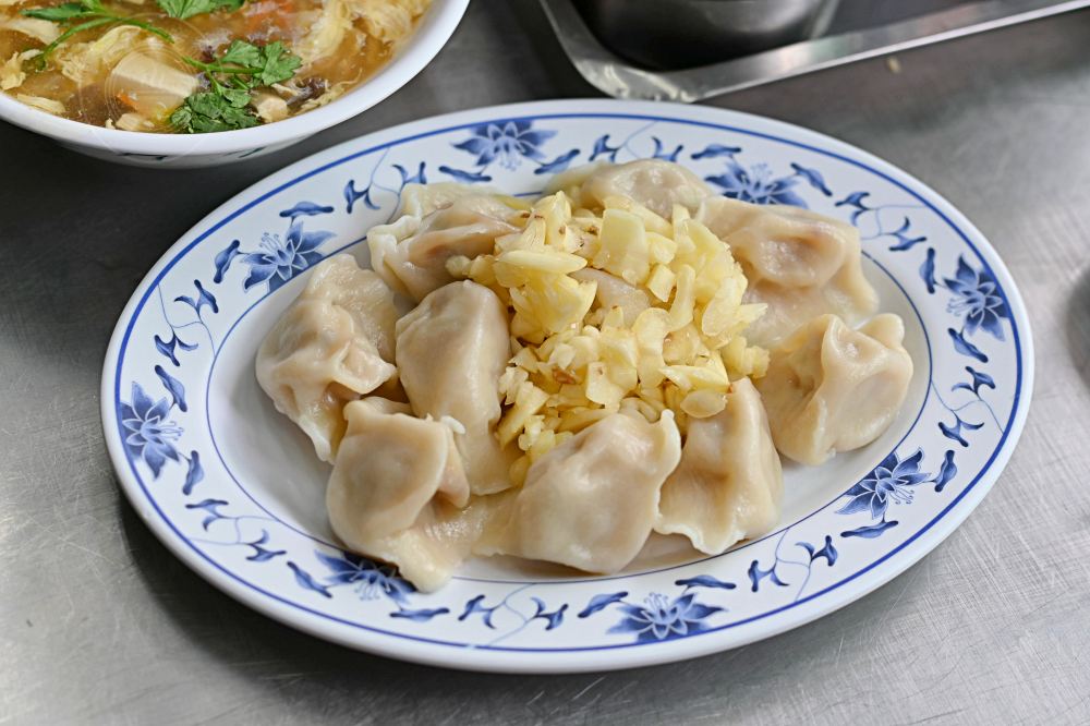 大顆水餃才6元,在地人帶路才找到,重點是蒜頭還吃到飽,酸辣湯也必點 @趙先生吃飯 大顆水餃才6元,在地人帶路才找到,重點是蒜頭還吃到飽,酸辣湯也必點 @趙先生吃飯