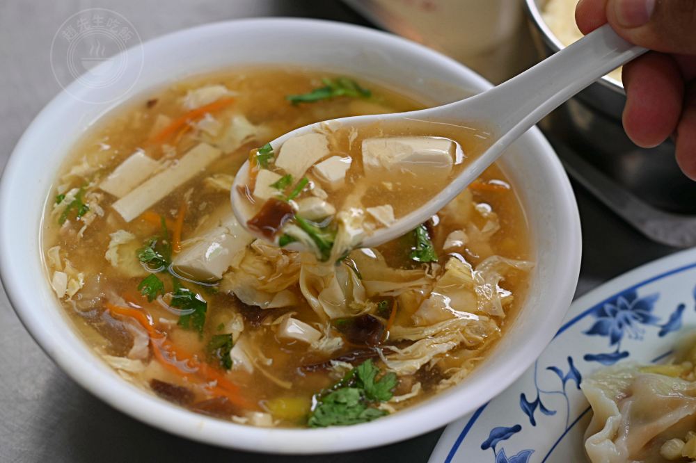 大顆水餃才6元,在地人帶路才找到,重點是蒜頭還吃到飽,酸辣湯也必點 @趙先生吃飯 大顆水餃才6元,在地人帶路才找到,重點是蒜頭還吃到飽,酸辣湯也必點 @趙先生吃飯
