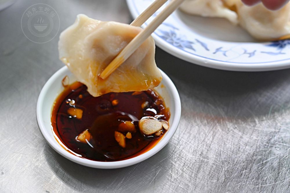 大顆水餃才6元，在地人帶路才找到，重點是蒜頭還吃到飽，酸辣湯也必點 @趙先生吃飯