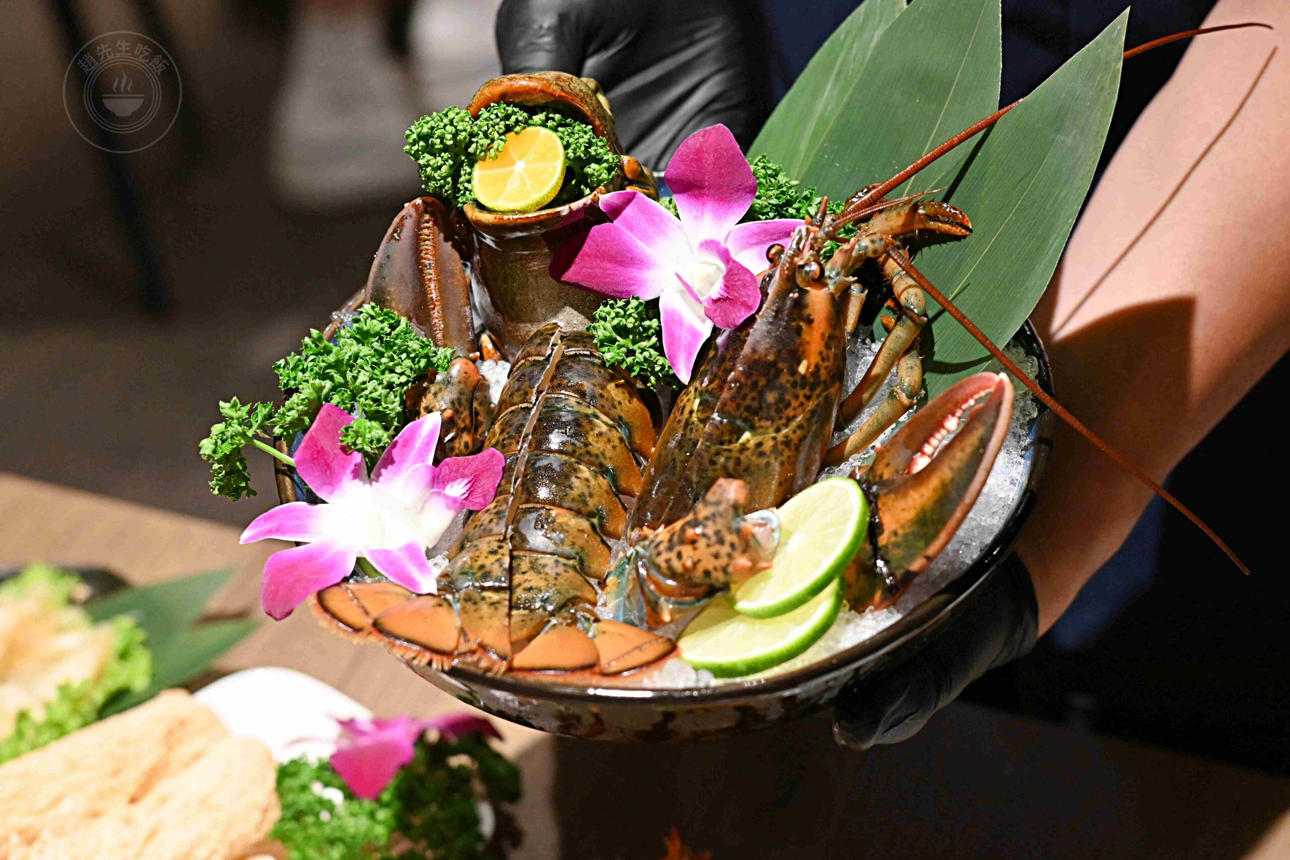 親戚說，不喝驥園雞湯了，改喝這家鮑魚雞湯更好喝，龍蝦還買一送一 @趙先生吃飯