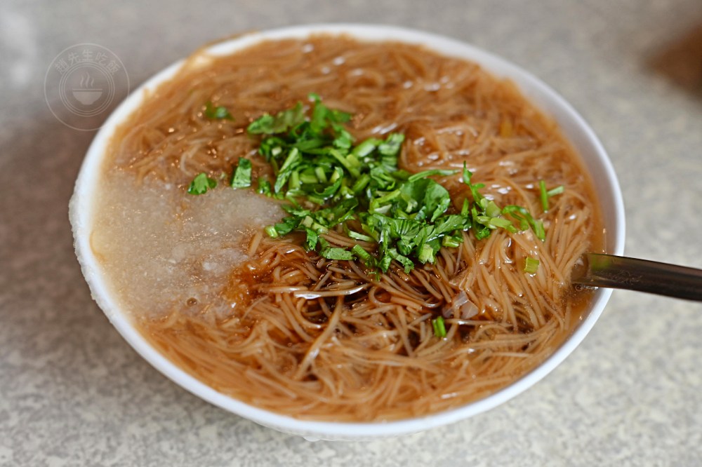 路旁的麵線攤，很多人吃了嘴巴就關不起來，魚漿包大腸口感特別，常不夠賣 @趙先生吃飯