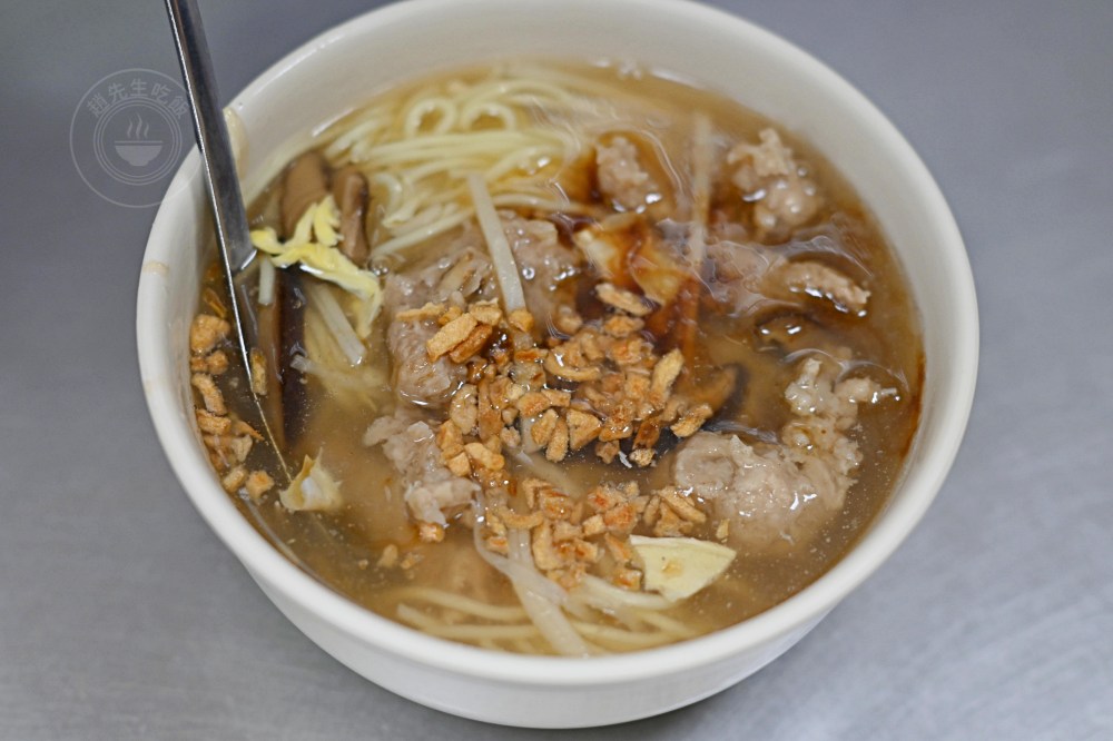 90元的便當店，肉片超厚，還有三樣新鮮配菜，每天超多人來買！ @趙先生吃飯