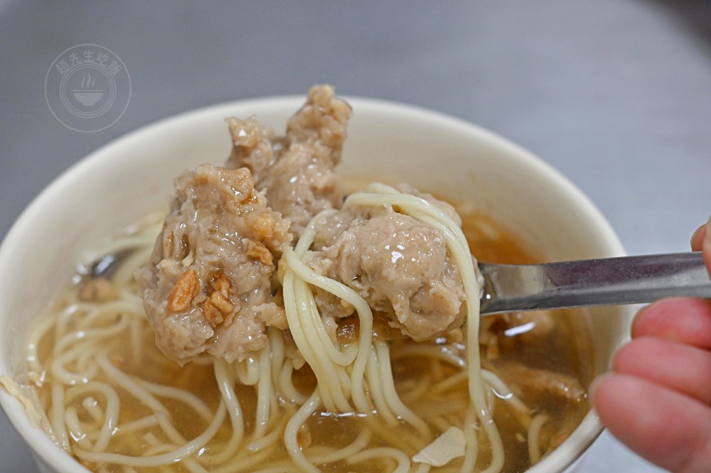 90元的便當店，肉片超厚，還有三樣新鮮配菜，每天超多人來買！ @趙先生吃飯
