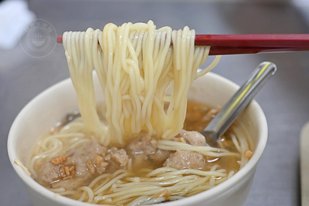 90元的便當店，肉片超厚，還有三樣新鮮配菜，每天超多人來買！ @趙先生吃飯
