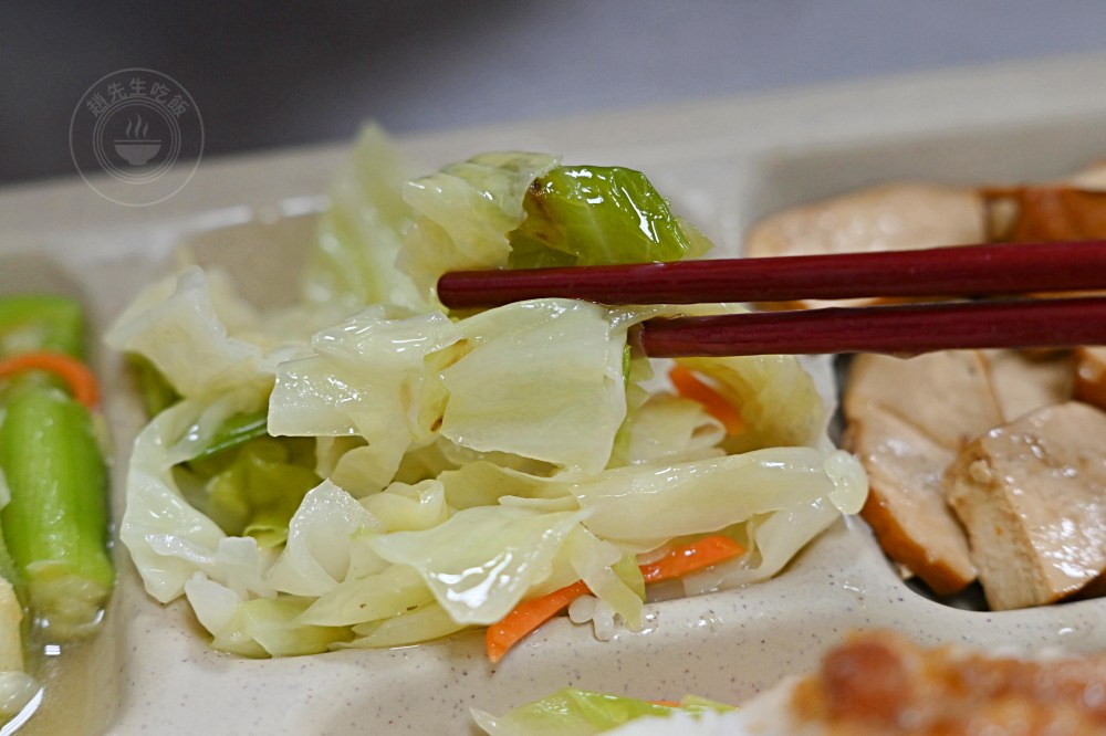 90元的便當店，肉片超厚，還有三樣新鮮配菜，每天超多人來買！ @趙先生吃飯