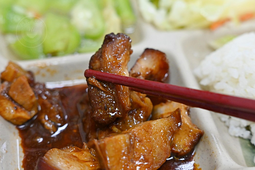 90元的便當店，肉片超厚，還有三樣新鮮配菜，每天超多人來買！ @趙先生吃飯
