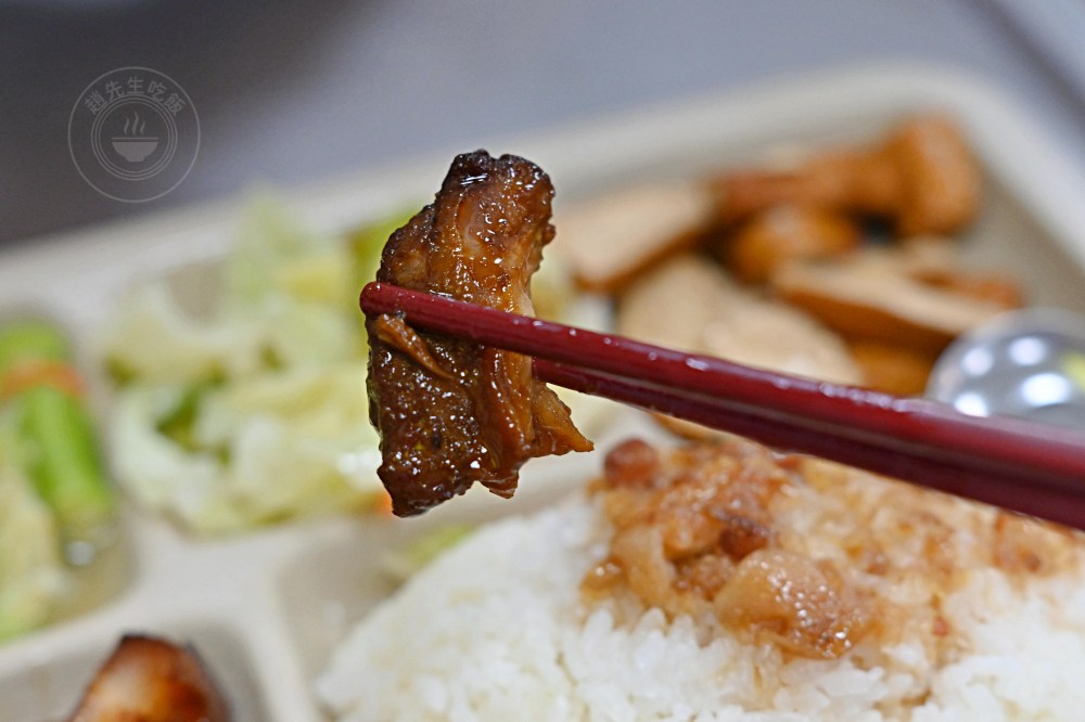 90元的便當店，肉片超厚，還有三樣新鮮配菜，每天超多人來買！ @趙先生吃飯