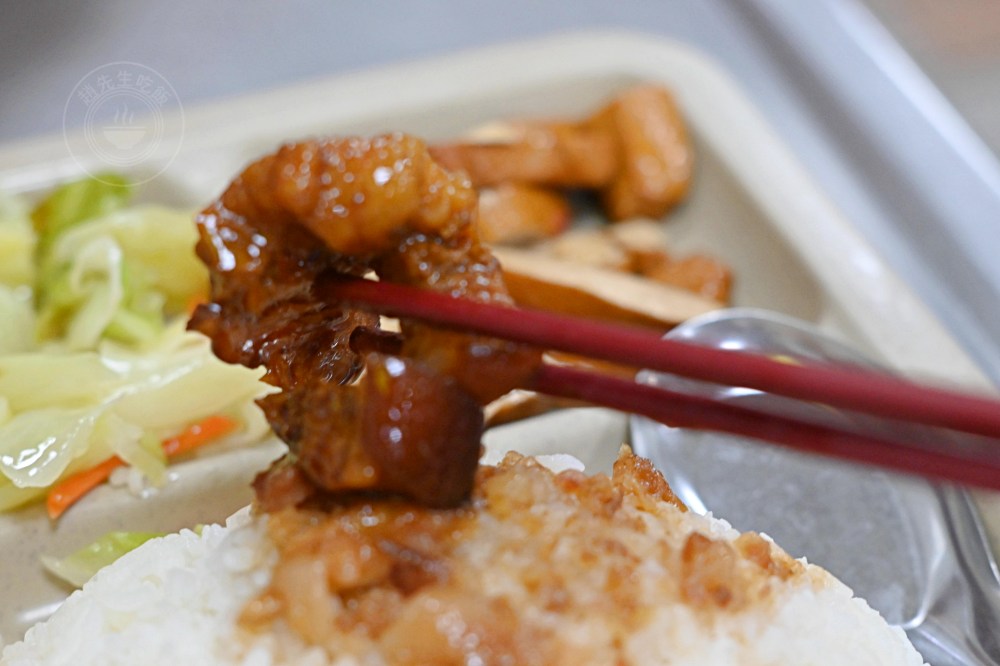 90元的便當店，肉片超厚，還有三樣新鮮配菜，每天超多人來買！ @趙先生吃飯