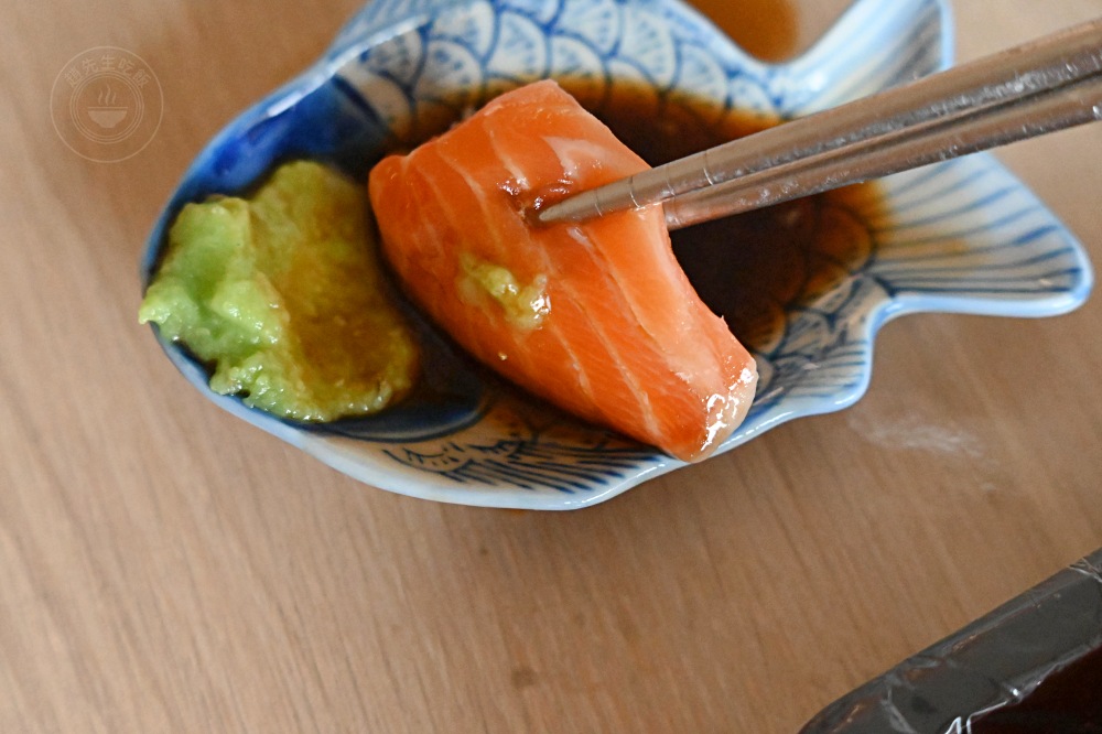 不敢相信，生魚片這麼大盒，新鮮現切還超便宜欸！ @趙先生吃飯
