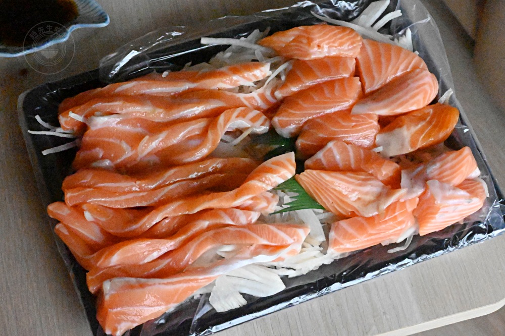 不敢相信，生魚片這麼大盒，新鮮現切還超便宜欸！ @趙先生吃飯