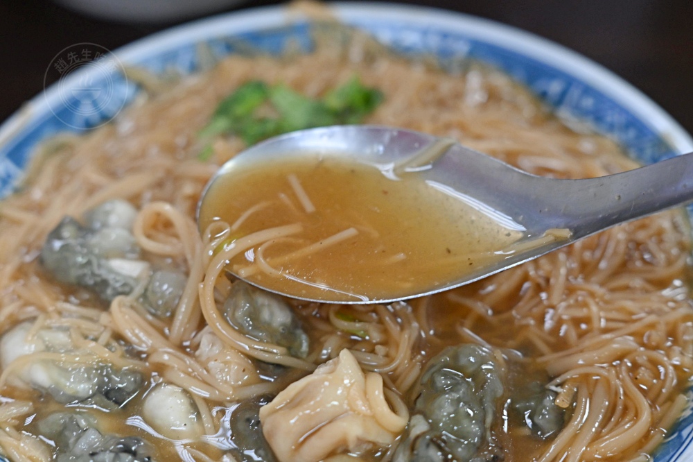 阿公的大腸蚵仔麵線，40年餐車變店面，有誠意料超多，在地人帶路才知 @趙先生吃飯