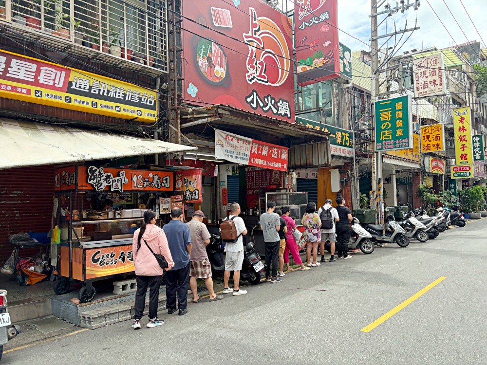 慈濟師兄姐開的便當店，通通75元，超多人一次買好幾個！ @趙先生吃飯