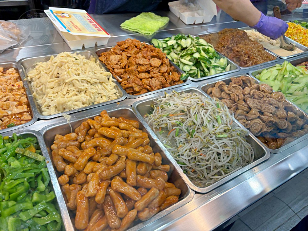 慈濟師兄姐開的便當店，通通75元，超多人一次買好幾個！ @趙先生吃飯
