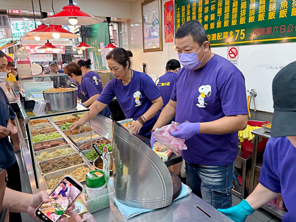 慈濟師兄姐開的便當店,通通75元,超多人一次買好幾個! @趙先生吃飯 慈濟師兄姐開的便當店,通通75元,超多人一次買好幾個! @趙先生吃飯
