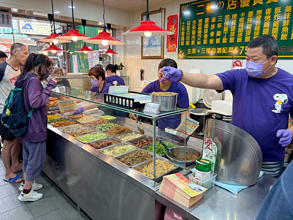 慈濟師兄姐開的便當店，通通75元，超多人一次買好幾個！ @趙先生吃飯