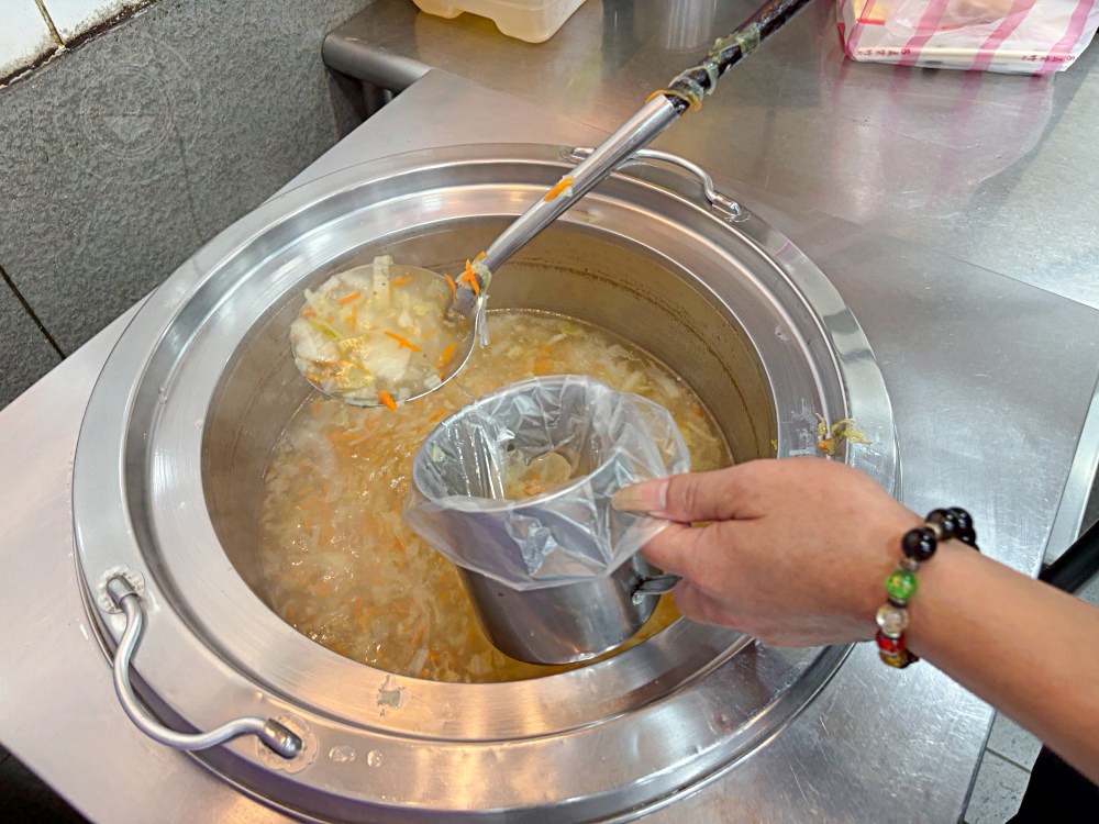 慈濟師兄姐開的便當店,通通75元,超多人一次買好幾個! @趙先生吃飯 慈濟師兄姐開的便當店,通通75元,超多人一次買好幾個! @趙先生吃飯