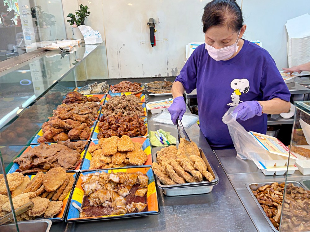 慈濟師兄姐開的便當店,通通75元,超多人一次買好幾個! @趙先生吃飯 慈濟師兄姐開的便當店,通通75元,超多人一次買好幾個! @趙先生吃飯
