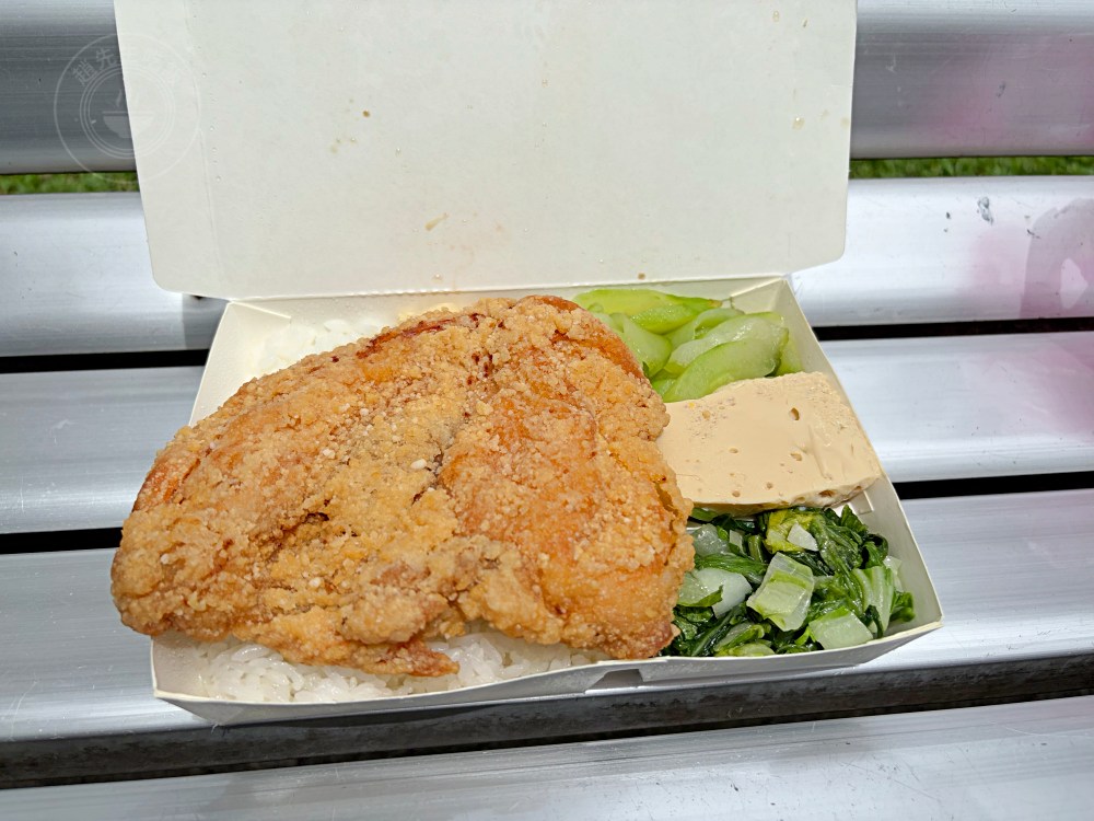 慈濟師兄姐開的便當店，通通75元，超多人一次買好幾個！ @趙先生吃飯