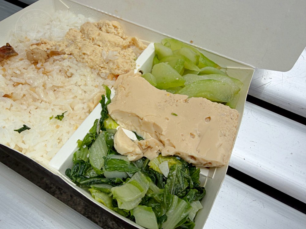 慈濟師兄姐開的便當店，通通75元，超多人一次買好幾個！ @趙先生吃飯