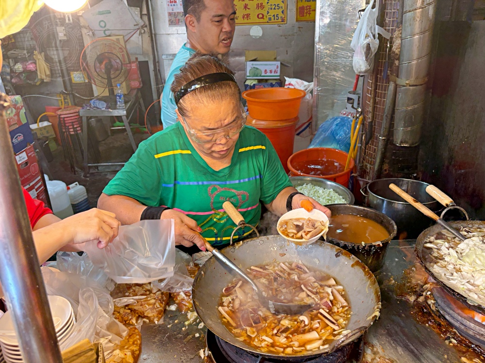 這個大媽很兇狠，魷魚裝到滿出來，一碗只要50元，在地人狂排隊！ @趙先生吃飯