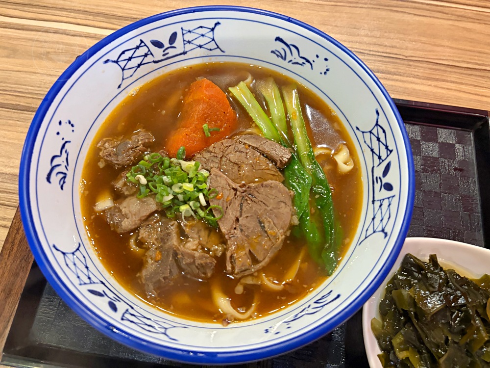 牛肉麵竟然送小菜，還有珍奶喝到飽，牛肉還超軟嫩又好吃！ @趙先生吃飯