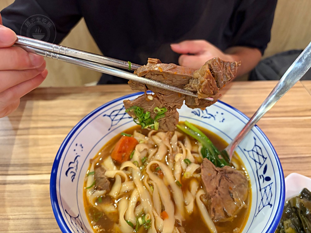 牛肉麵竟然送小菜，還有珍奶喝到飽，牛肉還超軟嫩又好吃！ @趙先生吃飯