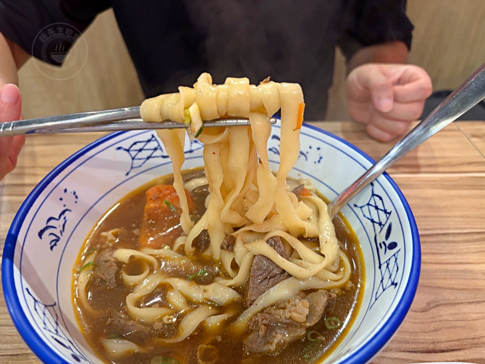 牛肉麵竟然送小菜，還有珍奶喝到飽，牛肉還超軟嫩又好吃！ @趙先生吃飯