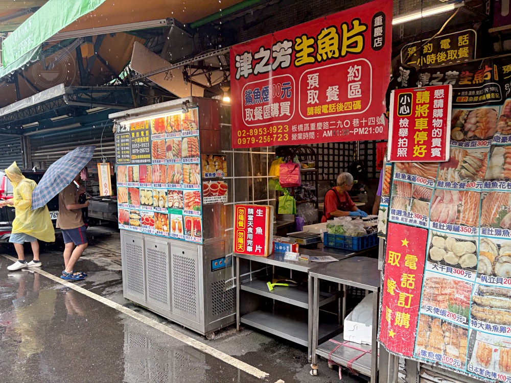不敢相信，生魚片這麼大盒，新鮮現切還超便宜欸！ @趙先生吃飯