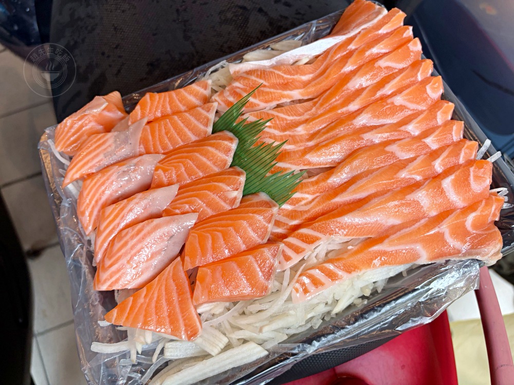 不敢相信，生魚片這麼大盒，新鮮現切還超便宜欸！ @趙先生吃飯