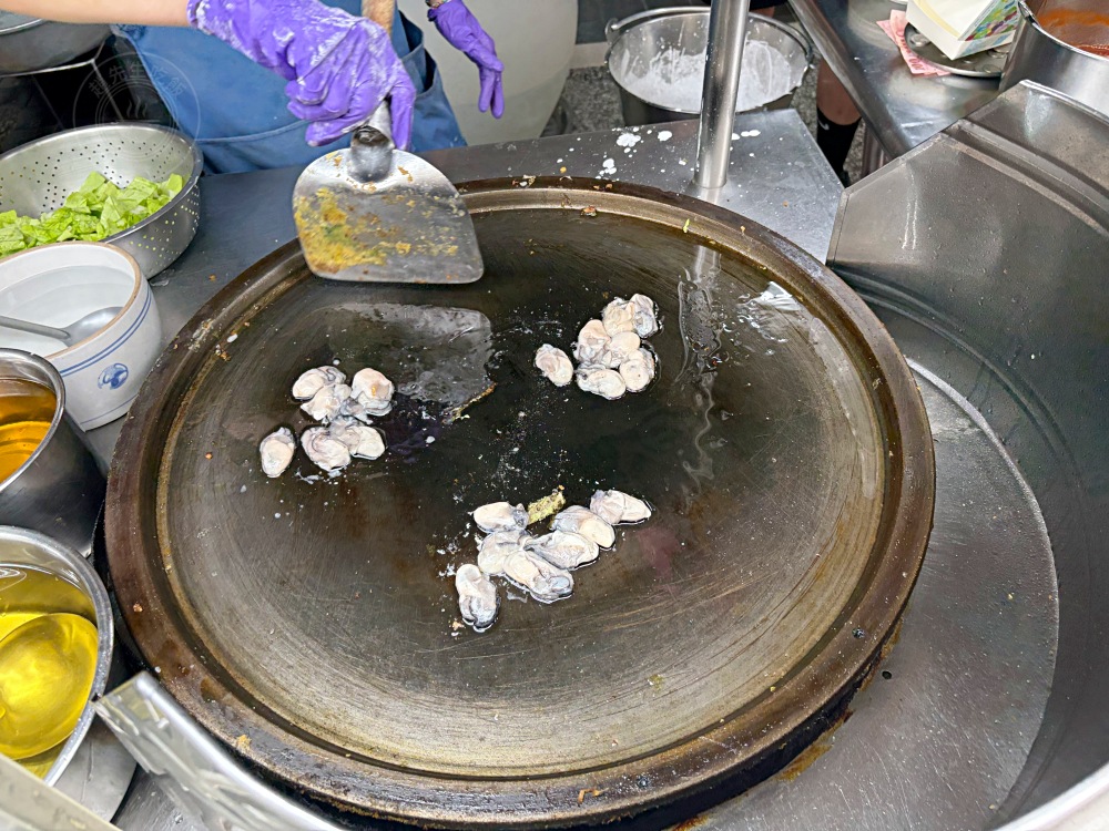 這家老闆娘的蚵仔都沒在數，蚵仔煎、蚵仔湯都給超多蚵仔，又大又好吃！ @趙先生吃飯