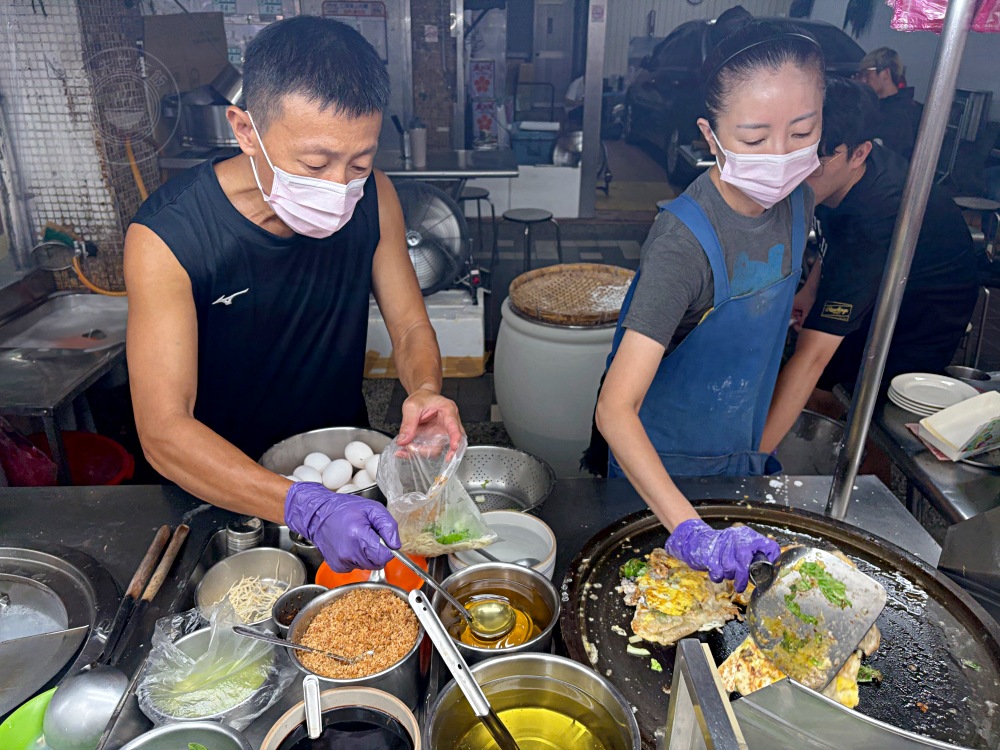 這家老闆娘的蚵仔都沒在數，蚵仔煎、蚵仔湯都給超多蚵仔，又大又好吃！ @趙先生吃飯