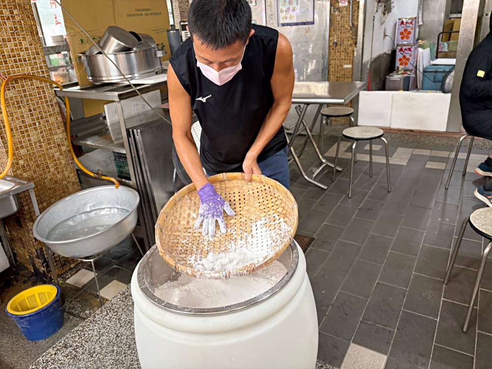 這家老闆娘的蚵仔都沒在數，蚵仔煎、蚵仔湯都給超多蚵仔，又大又好吃！ @趙先生吃飯