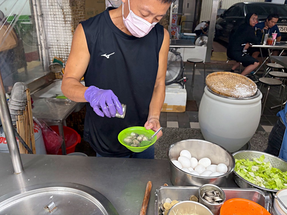 這家老闆娘的蚵仔都沒在數，蚵仔煎、蚵仔湯都給超多蚵仔，又大又好吃！ @趙先生吃飯