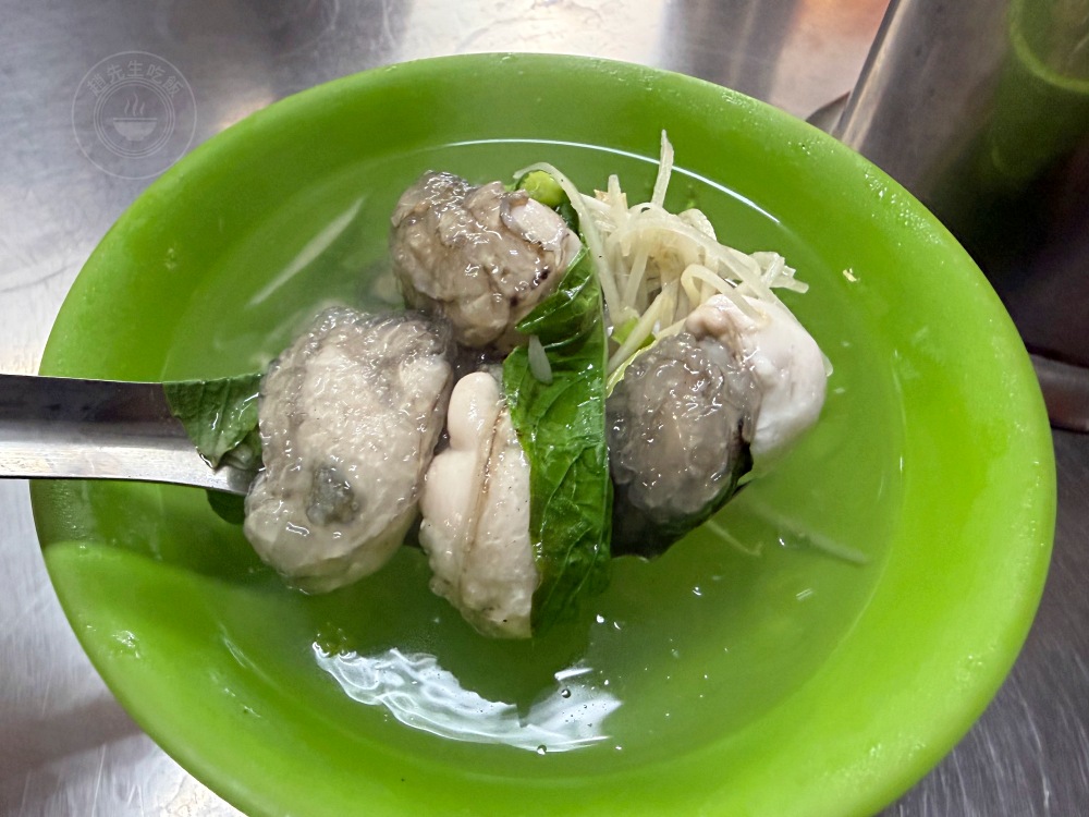 這家老闆娘的蚵仔都沒在數，蚵仔煎、蚵仔湯都給超多蚵仔，又大又好吃！ @趙先生吃飯