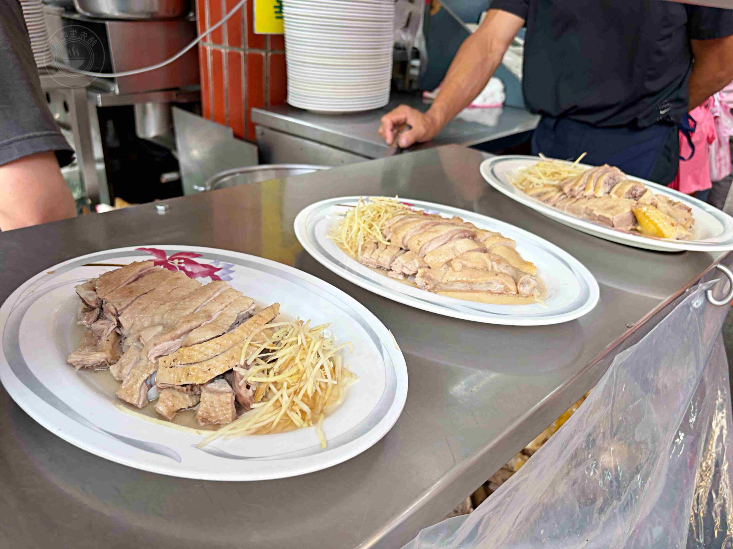 這條老街超有趣，想吃什麼自己拿，鴨肉、炒麵最多人拿！ @趙先生吃飯