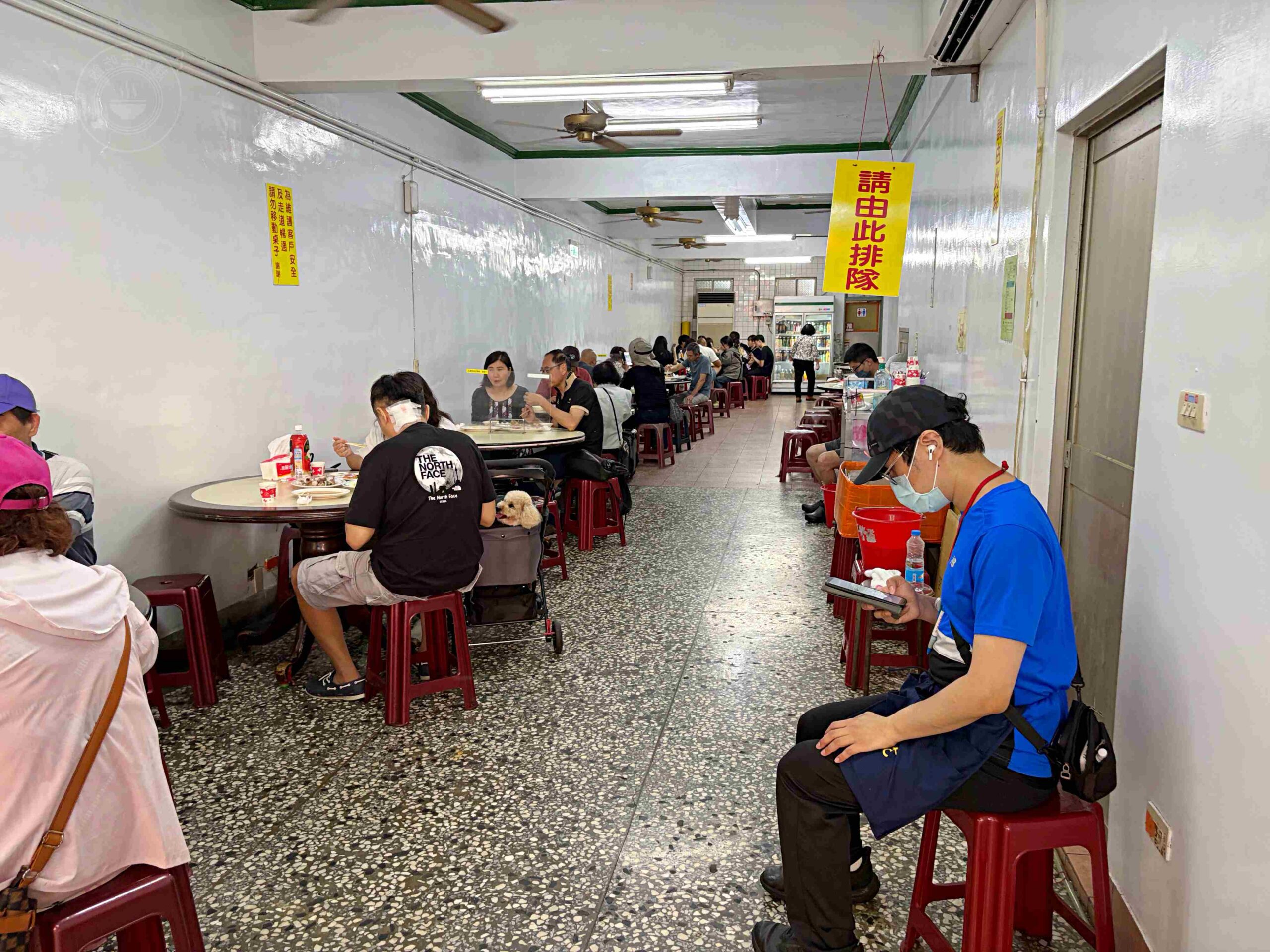 這條老街超有趣，想吃什麼自己拿，鴨肉、炒麵最多人拿！ @趙先生吃飯