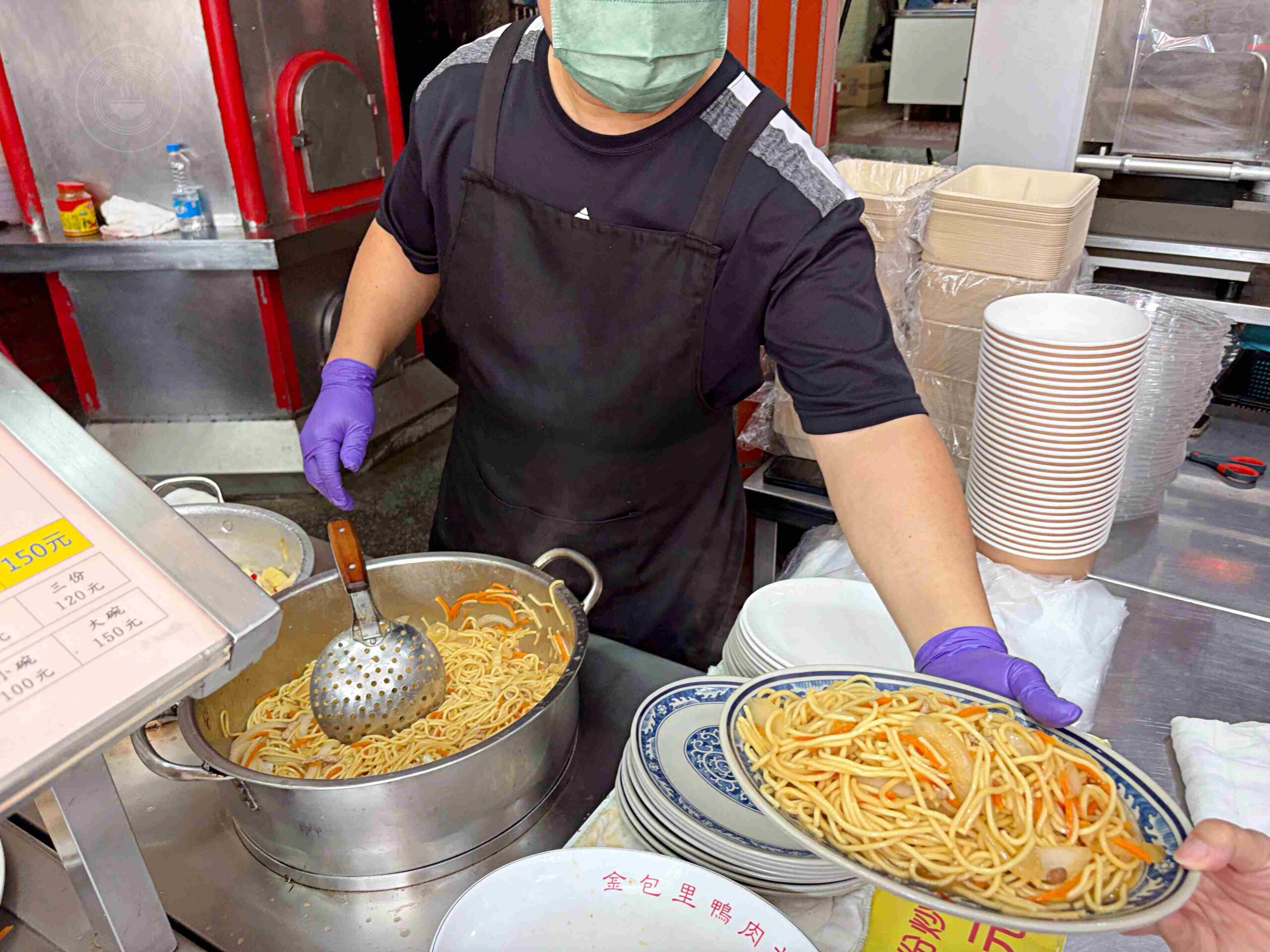 這條老街超有趣，想吃什麼自己拿，鴨肉、炒麵最多人拿！ @趙先生吃飯