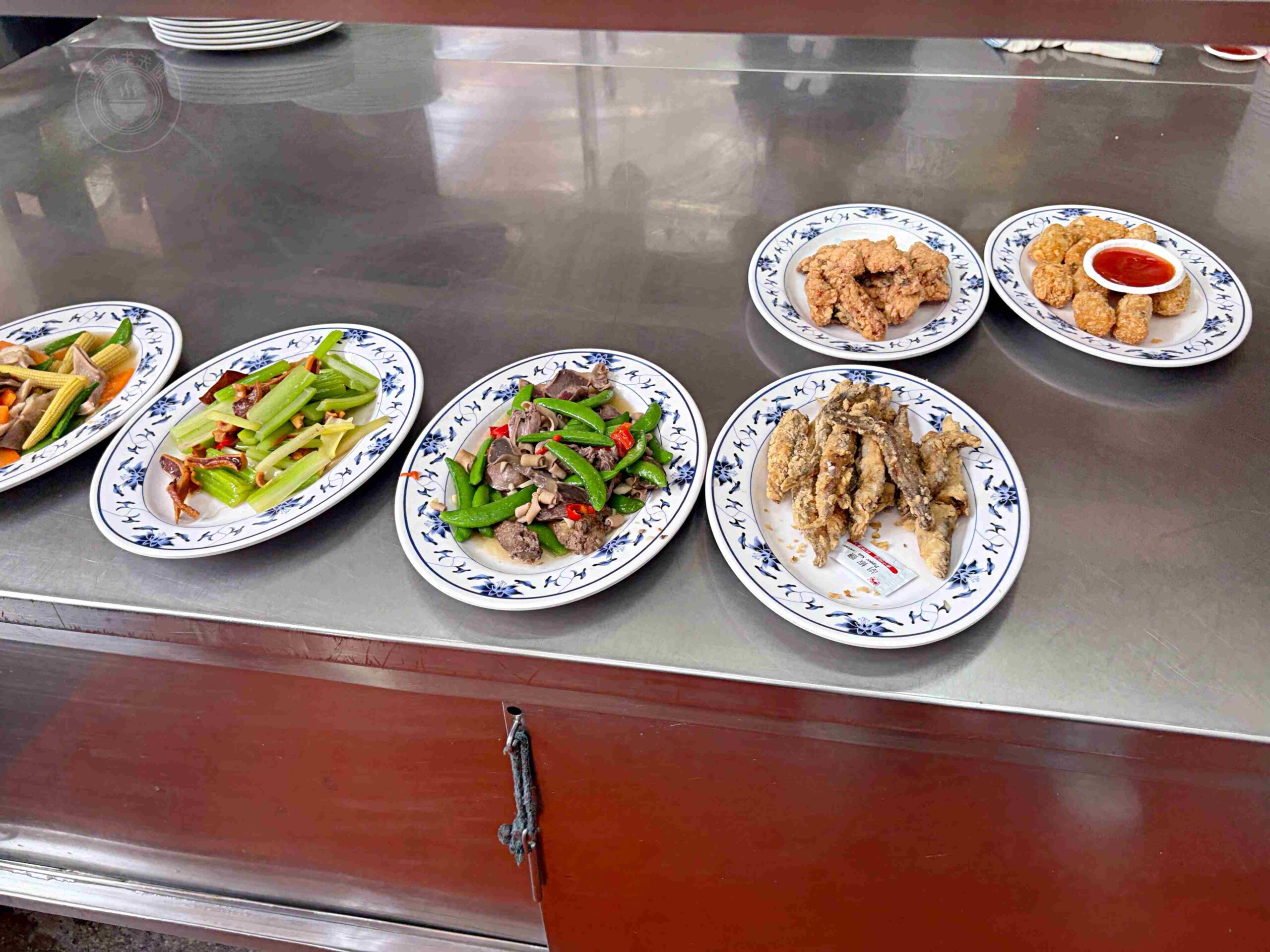 這條老街超有趣，想吃什麼自己拿，鴨肉、炒麵最多人拿！ @趙先生吃飯