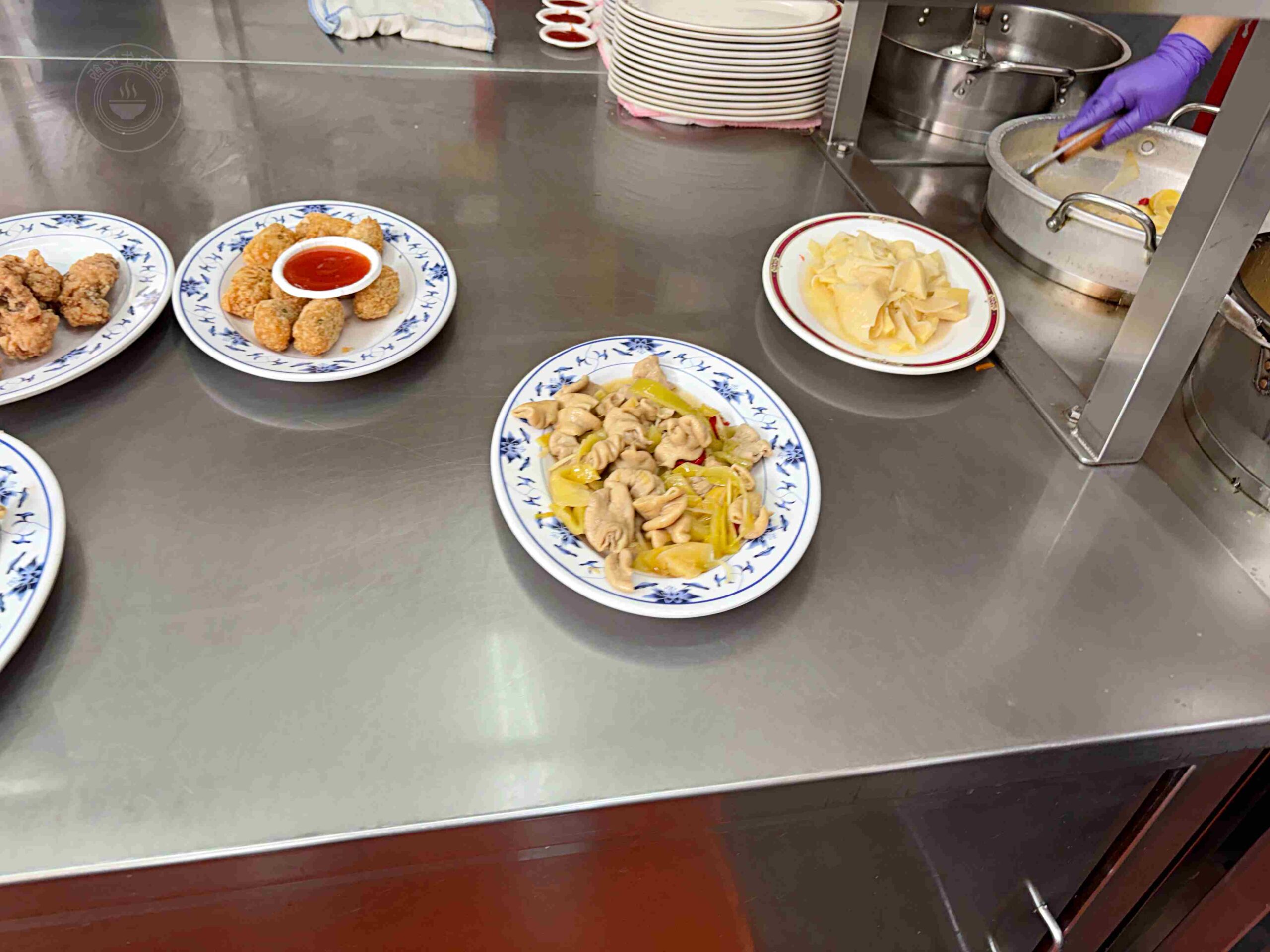 這條老街超有趣，想吃什麼自己拿，鴨肉、炒麵最多人拿！ @趙先生吃飯